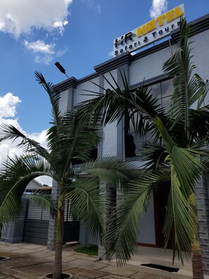 Un edificio con un letrero que dice 'HR HOTEL Safari Tours'.