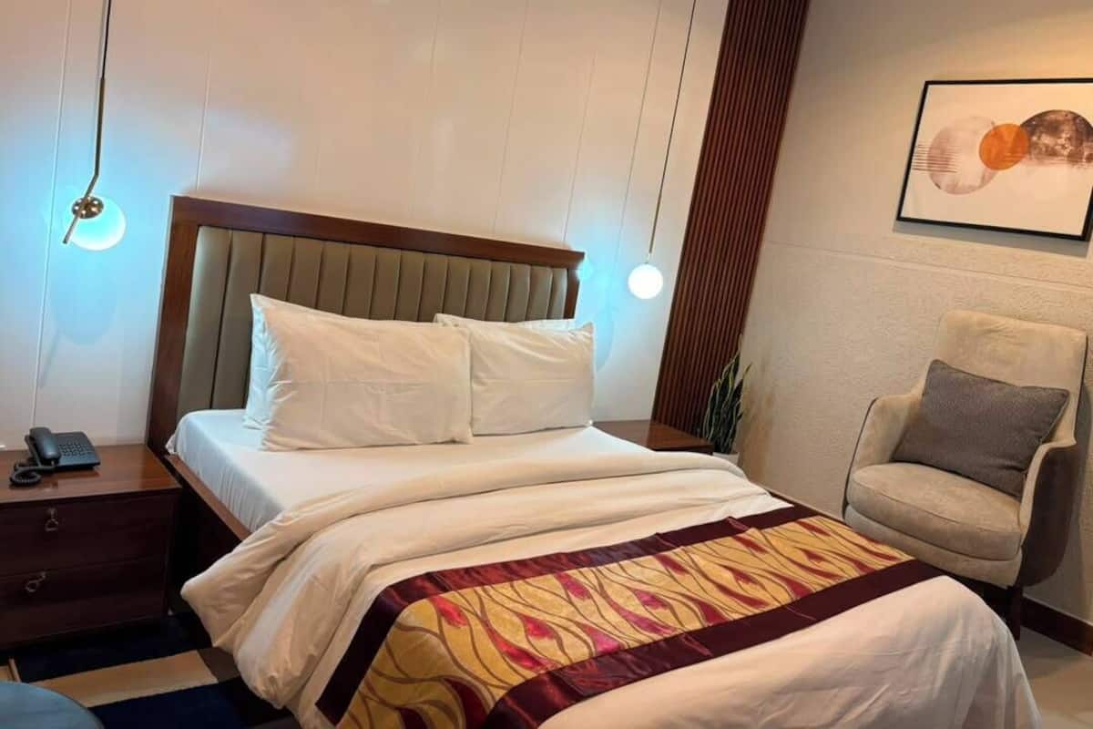 Minibar, soundproofing, iron/ironing board, free WiFi