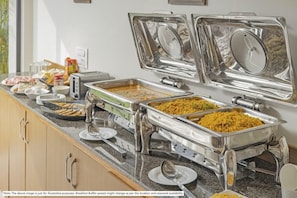 Ein reichhaltiges Frühstücksbuffet mit Speisen und Geschirr.
