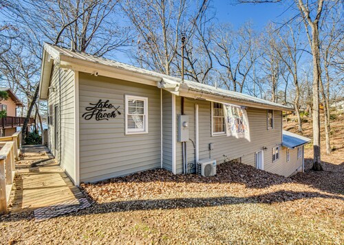 Hot Tub, Lake Access! Waterfront Hartwell Hideaway