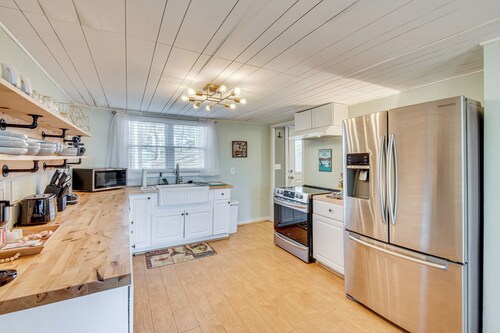 Hot Tub, Lake Access! Waterfront Hartwell Hideaway