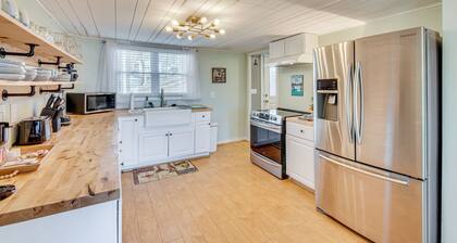 Hot Tub, Lake Access! Waterfront Hartwell Hideaway