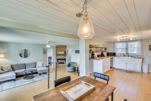 Hot Tub, Lake Access! Waterfront Hartwell Hideaway