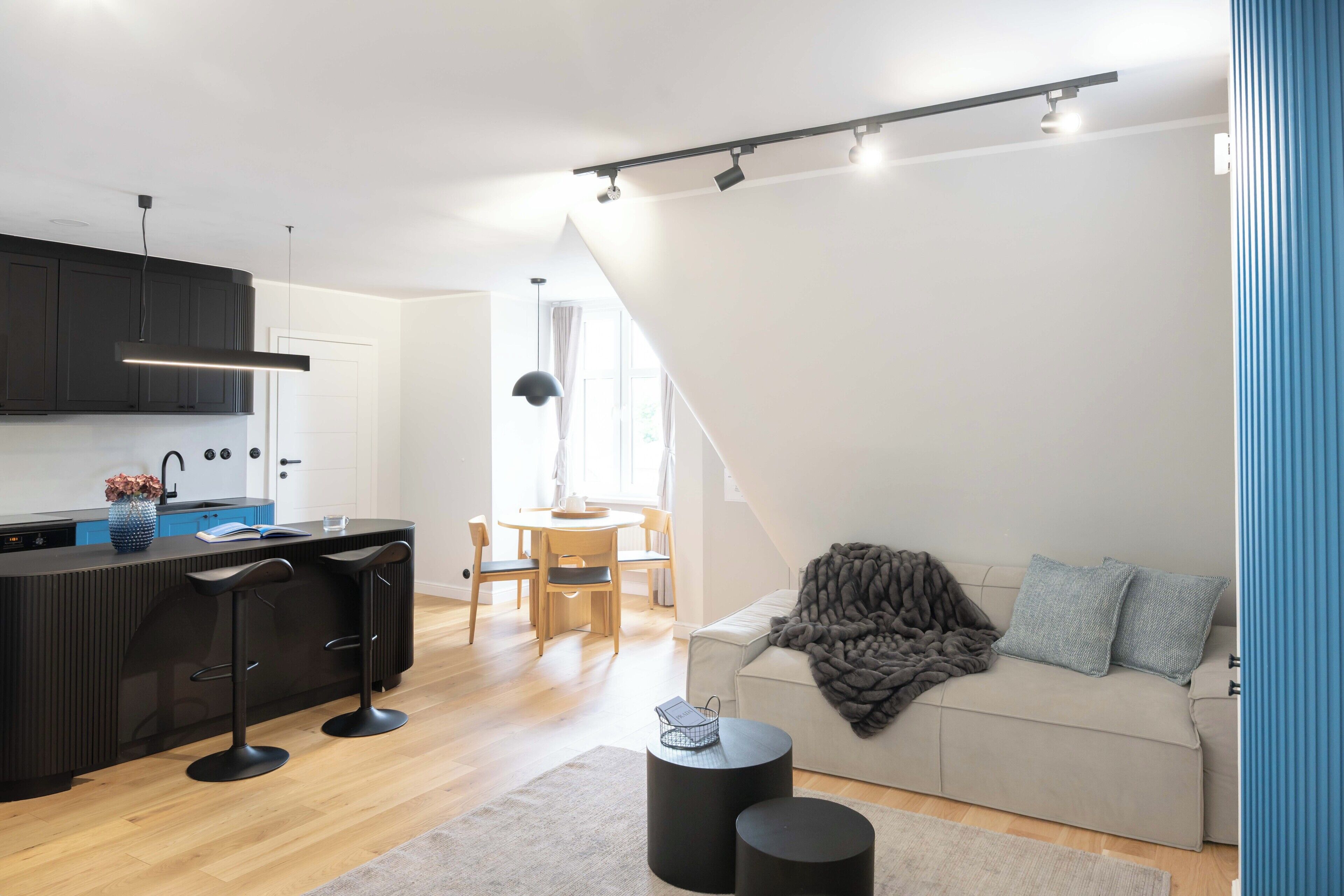 Apartamento Deluxe, junto a la playa | Zona de estar | Una televisión de pantalla plana, Netflix, Hulu, servicios de streaming