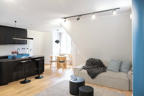 Apartamento Deluxe, junto a la playa | Zona de estar | Una televisión de pantalla plana, Netflix, Hulu, servicios de streaming