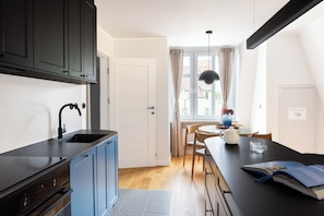 Apartamento Deluxe, junto a la playa | Cocina básica privada | Cafetera o tetera, hervidor eléctrico, tostadora y trona infantil