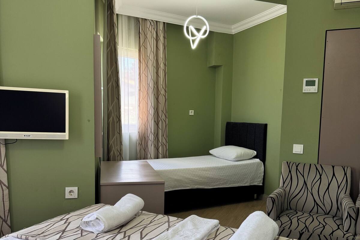 Studio Suite dành cho gia đình, ban công, quang cảnh biển | Bàn, khu vực làm việc phù hợp cho laptop 