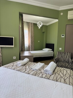 Studio Suite dành cho gia đình, ban công, quang cảnh biển | Bàn, khu vực làm việc phù hợp cho laptop 