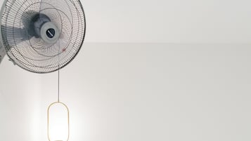 Standard Fan Room | Escrivaninha, Wi-Fi de cortesia, roupa de cama