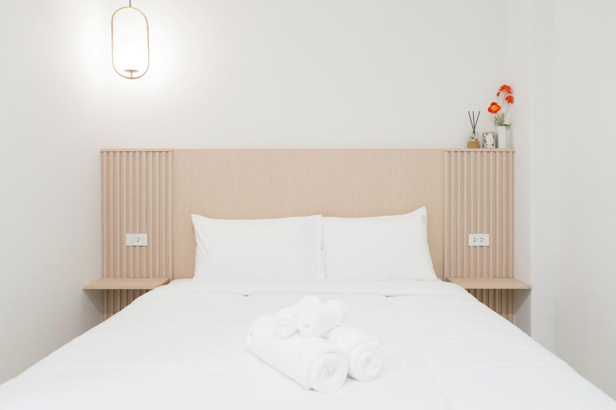Superior Queen Room | Desk, free WiFi, bed sheets