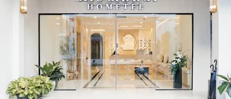 A hotel entrance with a sign reading 'CHOCHANA HOMETEL'.
