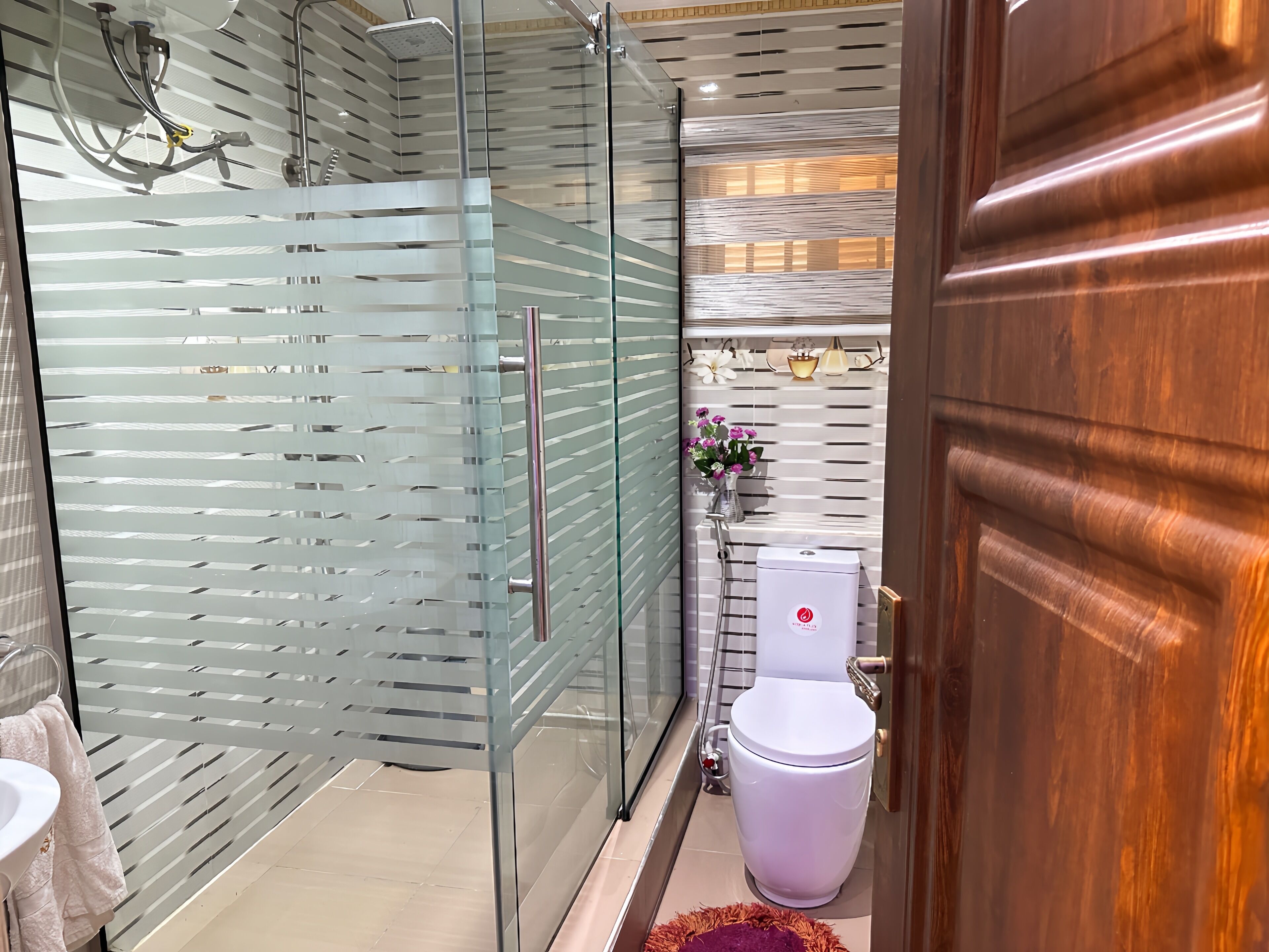 Deluxe Room | Bathroom | Shower, slippers, towels, soap