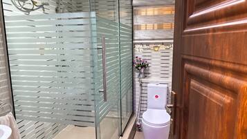 Deluxe Room | Bathroom | Shower, slippers, towels, soap