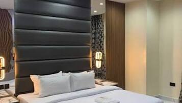 Junior Room | Desk, laptop workspace, soundproofing, WiFi (free)