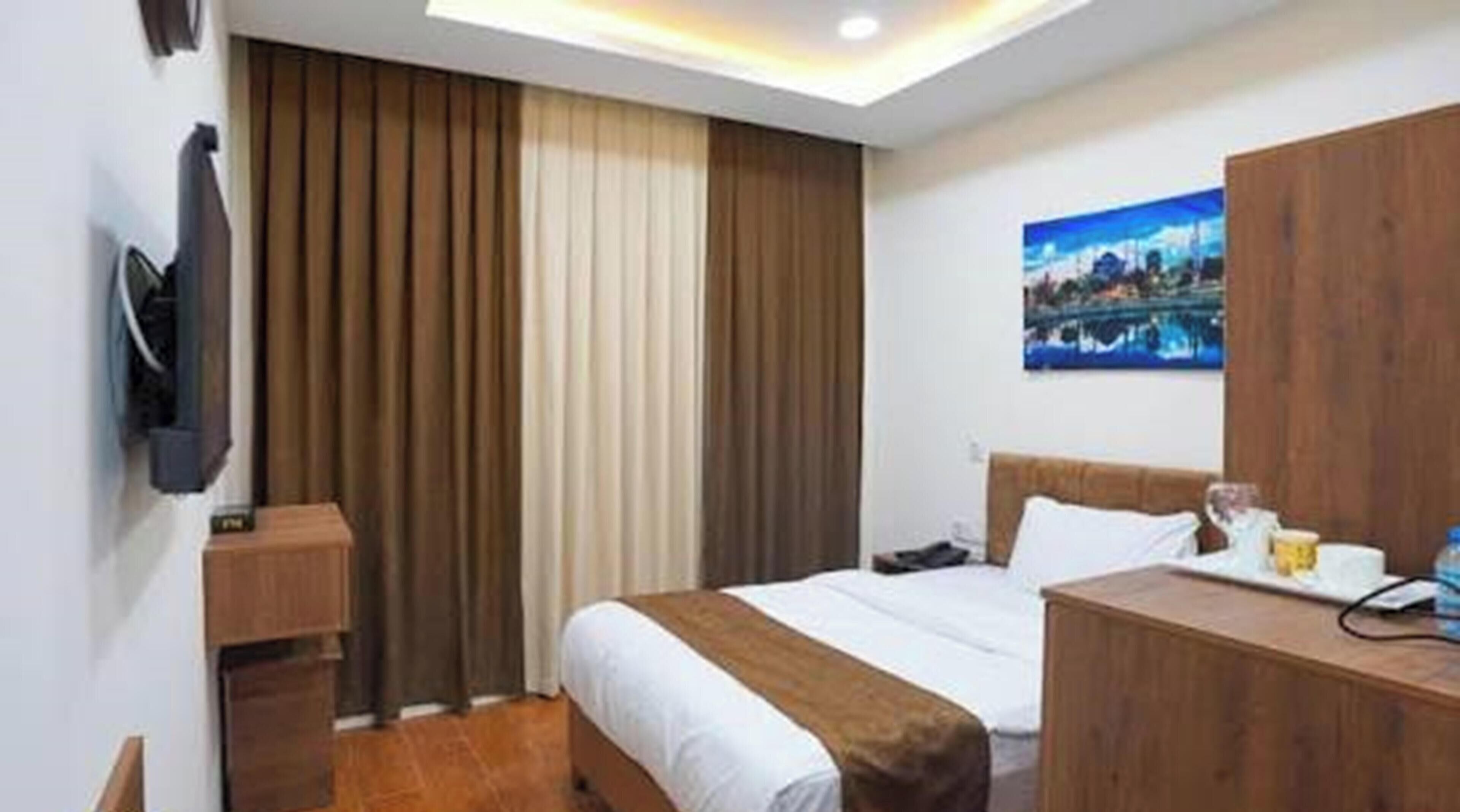 Deluxe Room | Desk, laptop workspace, soundproofing, WiFi (free)