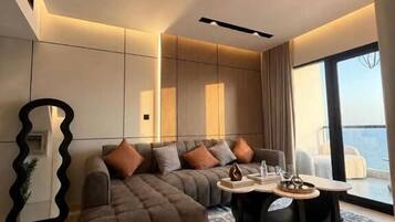 Suite Confort, balcón, vista al mar | Área de sala de estar