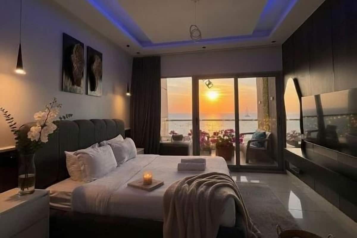 Deluxe Suite, Balcony, Sea View | Iron/ironing board, free WiFi