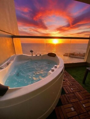 Estudio, balcón, vistas al mar | Bañera de hidromasaje al aire libre