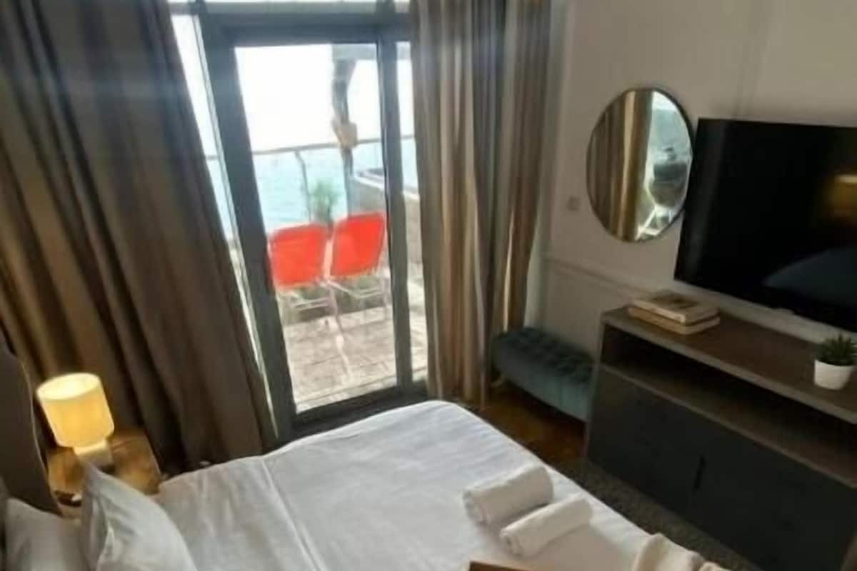 Luxury Suite, Balcony, Sea View | Iron/ironing board, free WiFi
