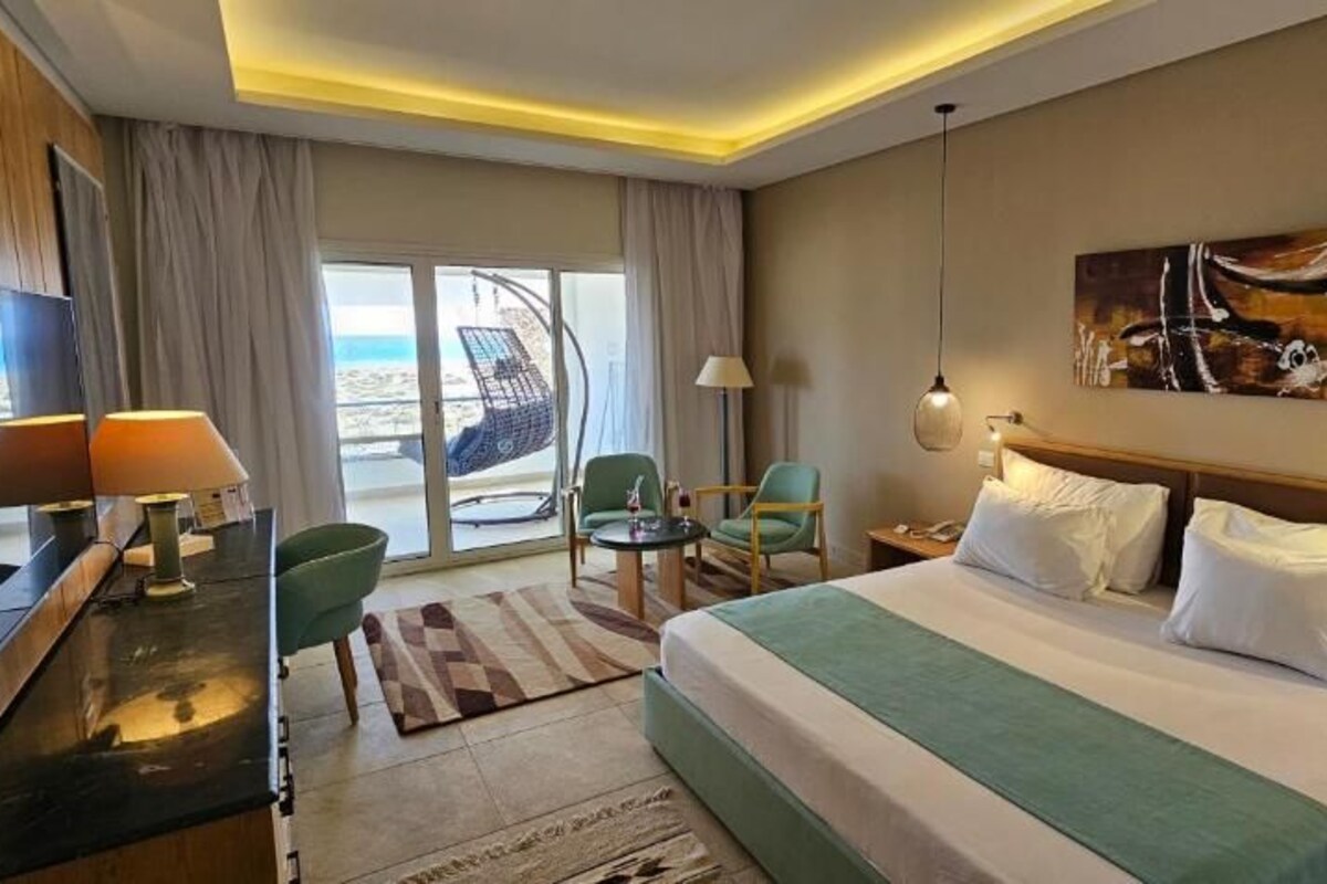 Phòng Suite Cao cấp, 1 giường cỡ king và sofa giường, quang cảnh biển | Két bảo mật tại phòng, bàn, khu vực làm việc phù hợp cho laptop 
