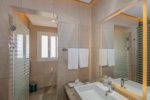 ห้องดับเบิลหรือทวิน, เห็นวิวทะเลบางส่วน | ห้องน้ำ | ของใช้ในห้องน้ำฟรี, ไดร์เป่าผม, ผ้าเช็ดตัว, สบู่