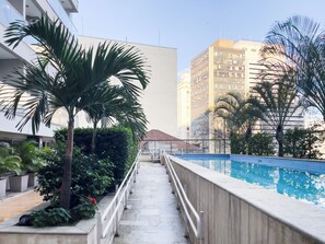 Una piscina al aire libre