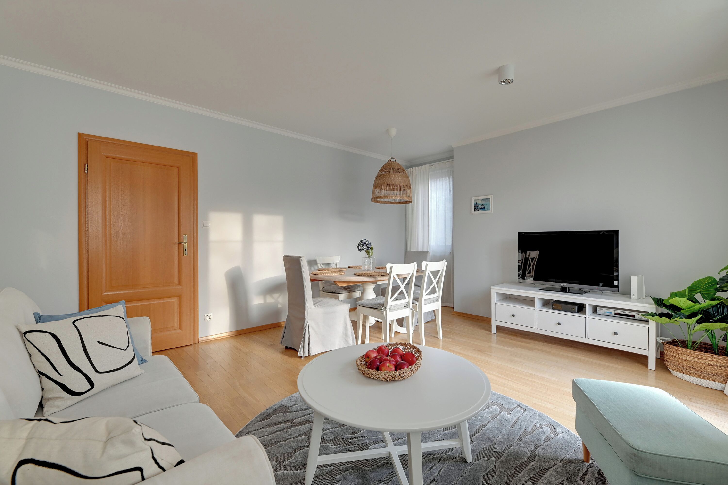 Apartamento familiar, balcón | Zona de estar | Televisión de pantalla plana de 40 pulgadas con canales por cable