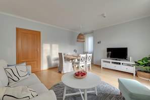 Apartamento familiar, balcón | Zona de estar | Televisión de pantalla plana de 40 pulgadas con canales por cable