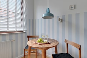 Apartament familiar, balcó | Cuina privada | Cafetera i tetera, microones, bullidora elèctrica i torradora 