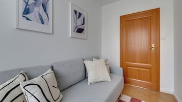 Apartamento familiar, balcón | Zona de estar | Televisión de pantalla plana de 40 pulgadas con canales por cable