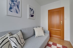 Apartament familiar, balcó | Sala d'estar | Televisor de pantalla plana de 40 polzades amb canals per cable 