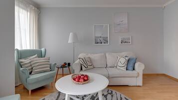Apartamento familiar, balcón | Zona de estar | Televisión de pantalla plana de 40 pulgadas con canales por cable