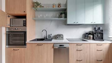 Apartamento familiar, balcón | Cocina privada | Cafetera o tetera, microondas, hervidor eléctrico y tostadora