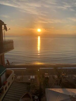 A sunset view from a balcony overlooking a beach with a clear sky. - Budello di Alassio, spacious apartment 30 meters from the beach, garage included (Alassio)