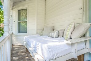 Property grounds - The Downtown Charmer and Pastry Townhouse (Southern Pines)