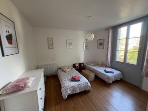 Iron/ironing board, free WiFi, bed sheets - Charming house in the city center, just a stone's throw from the ocean, with a small garden (Saint-Nazaire)