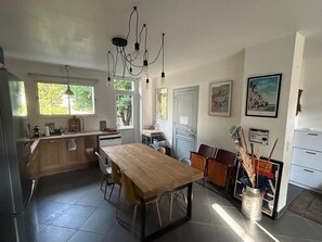 Private kitchen - Charming house in the city center, just a stone's throw from the ocean, with a small garden (Saint-Nazaire)