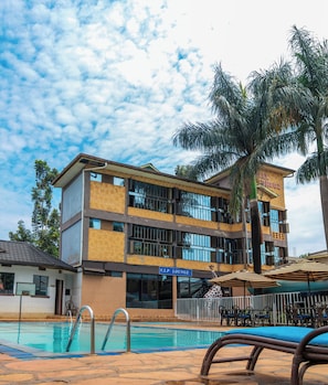 Quarto casal superior, vista para a cidade | Piscina | 2 piscinas externas