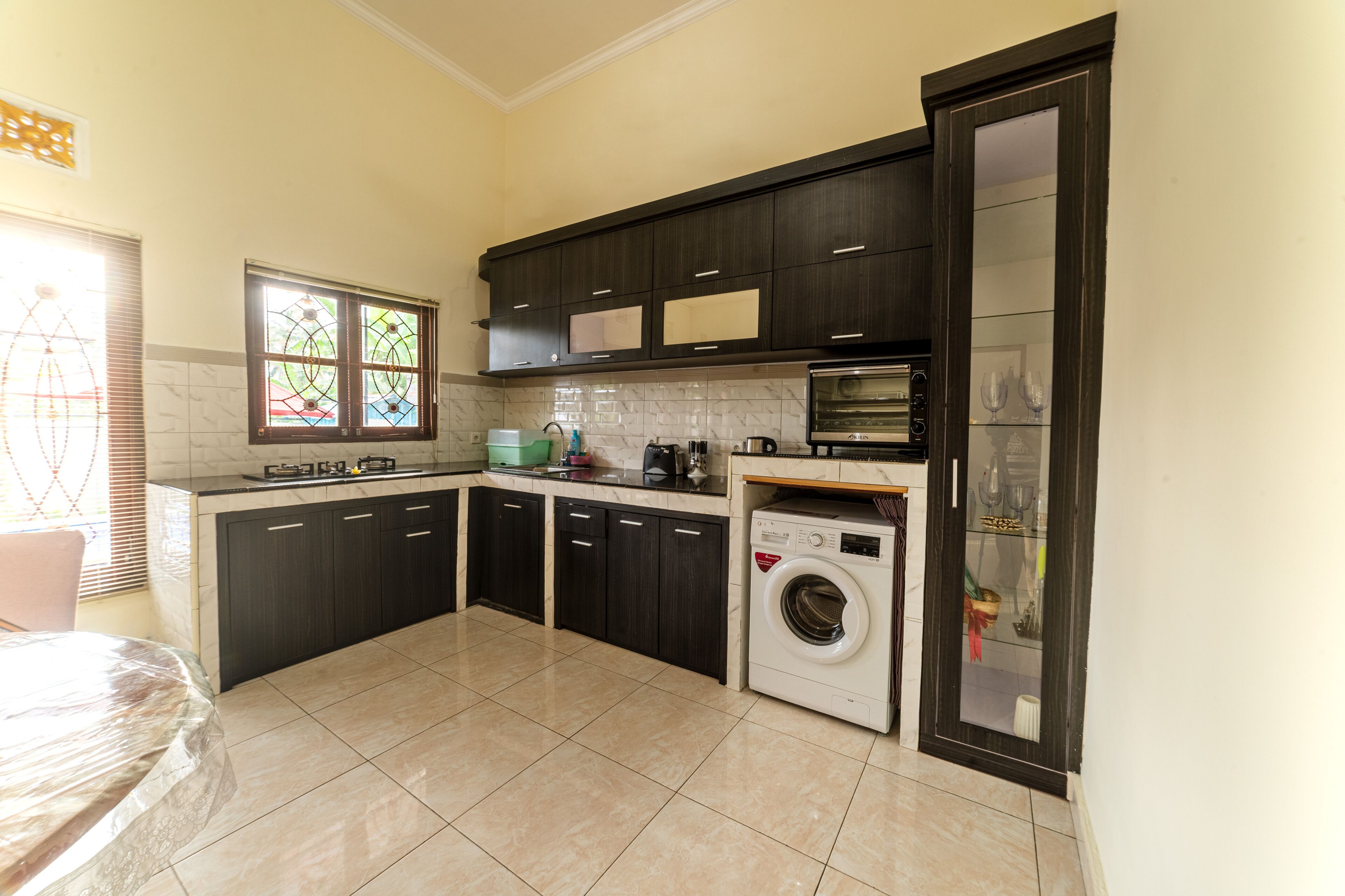 Fridge, cookware/dishes/utensils