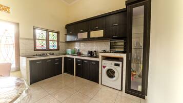 Fridge, cookware/dishes/utensils