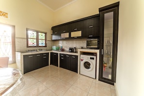 Fridge, cookware/dishes/utensils - Villa Mesari Lovina (Singaraja)