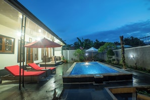 Una piscina al aire libre