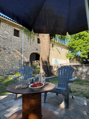 Outdoor dining - Vrbo Property (Puygiron)