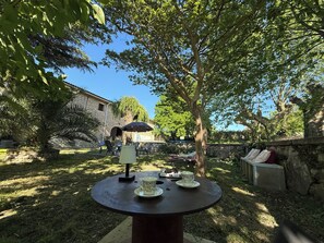 Outdoor dining - Vrbo Property (Puygiron)