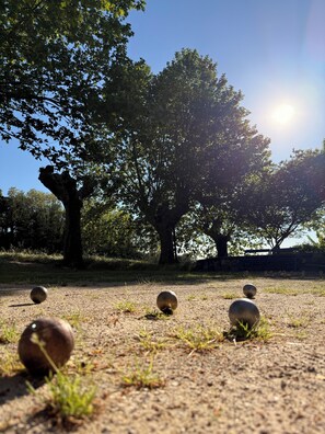 A park with trees and a clear sky. - Farmhouse in Drôme Provençale  (Puygiron)