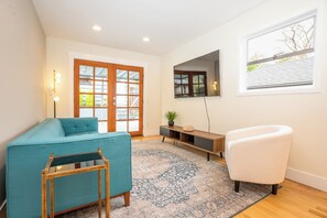 Smart-TV, Kamin, Bücher