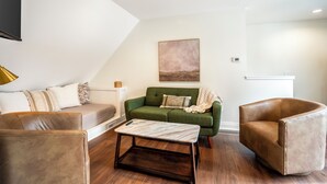 Ein Wohnzimmer mit einer Couch, einem Sessel und einem Couchtisch.