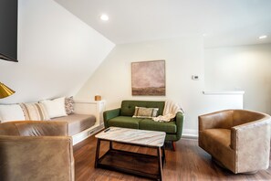 A living room with a sofa, armchair, and coffee table. - CUSTOM FALCON PUTTING GREEN and Luxury combined to create your DREAM stay here in the heart of Bowling Green! (Bowling Green)