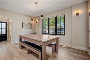 The Graduate - Enjoy a versatile table—pool, ping pong, or dining!   - CUSTOM FALCON PUTTING GREEN and Luxury combined to create your DREAM stay here in the heart of Bowling Green! (Bowling Green)