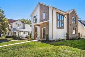 Exterior - CUSTOM FALCON PUTTING GREEN and Luxury combined to create your DREAM stay here in the heart of Bowling Green! (Bowling Green)